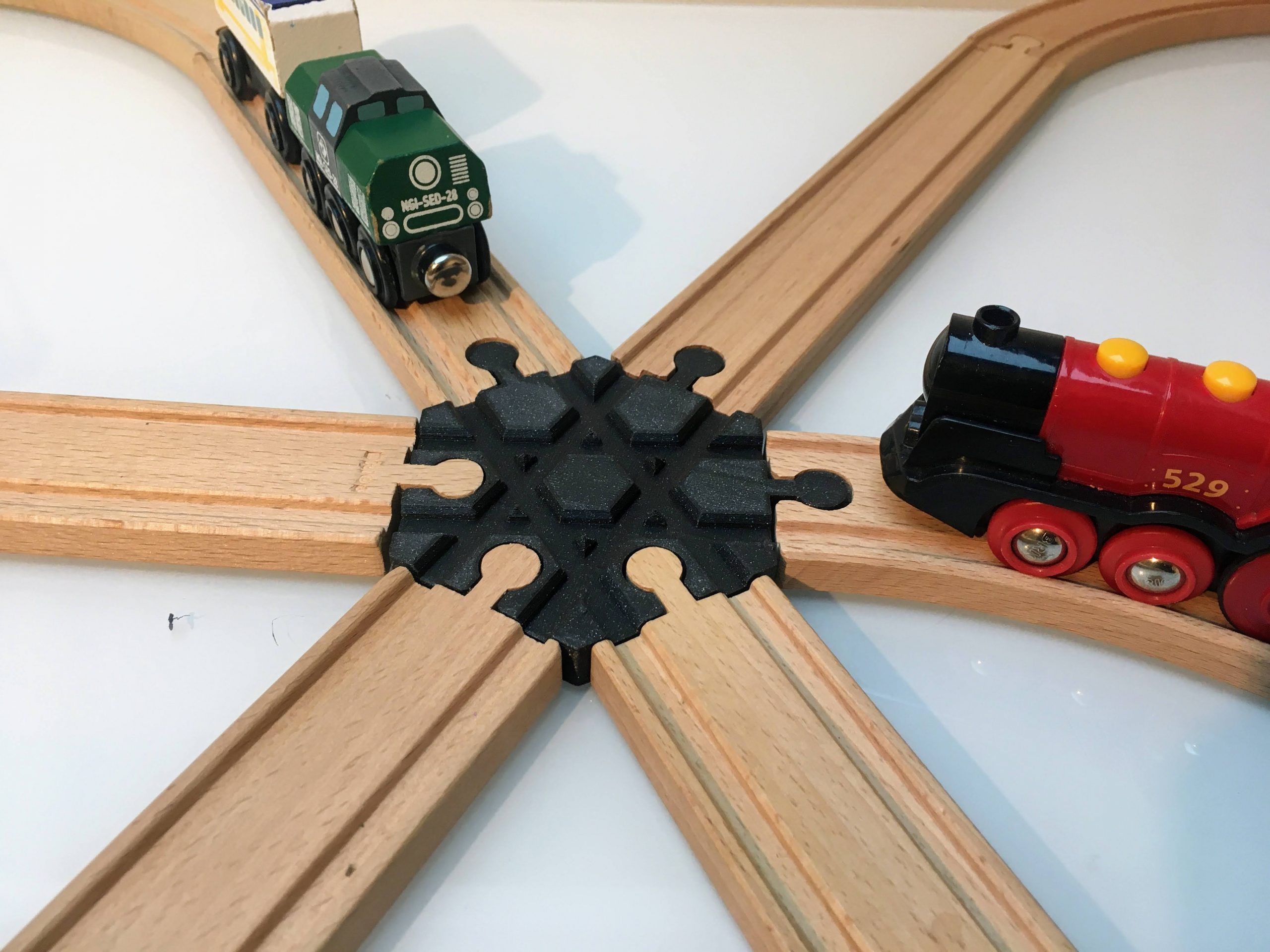 Train en bois, assortiment de rails et de routes